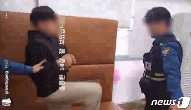 만 13세 소년이 경찰관에게 발길질 하는 장면이 촬영된 영상이 온라인에 공개되면서 누리꾼들의 공분을 샀다. (커뮤니티 캡처)