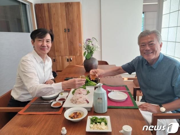 조국 전 법무부 장관(왼쪽)이 10일 경남 양산의 문재인 전 대통령 사저를 찾아 문 대통령과 공개석상에서 3년 6개월만에 만나 2020년산 청와대 '대잎술'을 앞에 놓고 술잔을 주고 받았다. (SNS 갈무리) ⓒ 뉴스1