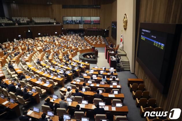 12일 오후 서울 여의도 국회 본회의장에서 열린 제407회 국회(임시회) 제 1차 본회의에서 더불어민주당 '2021 전당대회' 돈 봉투 의혹을 받는 무소속 윤관석·이성만 의원에 대한 체포동이 부결되고 있다. 2023.6.12/뉴스1 ⓒ News1 황기선 기자