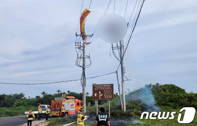 16일 오후 제주 서귀포시 성산읍 섭지코지해변 인근에서 패러글라이딩 중이던 60대 남성이 고압선에 걸려 숨지는 사고가 발생했다.(제주동부소방서 제공)