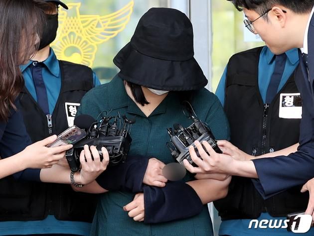 온라인 과외 앱을 통해 처음 만난 또래 여성을 살해한 뒤 시신을 훼손·유기한 혐의로 구속된 정유정(23)이 2일 오전 부산 동래경찰서에서 검찰로 송치되고 있다. 정유정은 지난달 26일 중고로 구입한 교복 차림으로 부산 금정구 소재 피해자의 집을 찾아가 자신이 중학생이라고 거짓말을 한 뒤 잠시 대화를 나누다 흉기로 살해했다. 2023.6.2/뉴스1 ⓒ News1 윤일지 기자