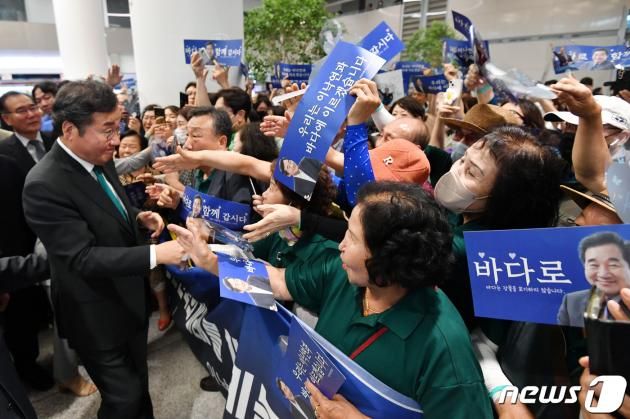 이낙연 전 더불어민주당 대표가 24일 오후 인천국제공항 제2여객터미널을 통해 귀국한 뒤 지지자들과 인사하고 있다. 1년간의 미국 유학 생활을 마친 이 전 대표는 "국민이 나라 걱정하는 지경＂이라며 ＂못다한 책임 다 할 것＂이라고 밝혔다. (공동취재)2023.6.24/뉴스1 ⓒ News1 허경 기자