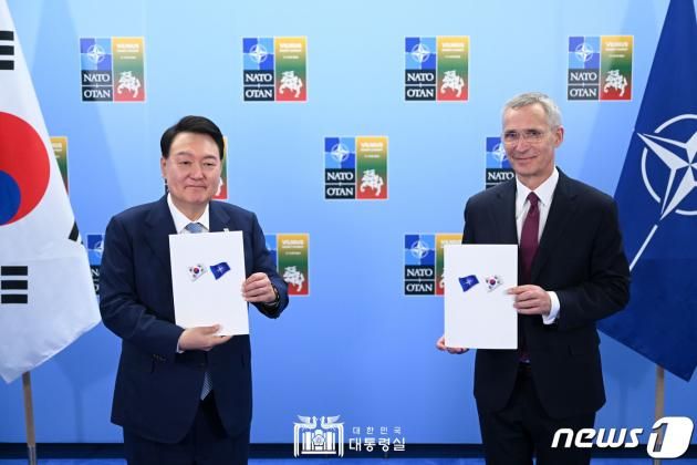 윤석열 대통령이 11일(현지시간) 리투아니아 빌뉴스 나토 정상회의장에서 열린 옌스 스톨텐베르그 나토 사무총장과 면담에서 개별 맞춤형 파트너십 프로그램(ITPP)을 체결한 뒤 기념촬영을 하고 있다. (대통령실 홈페이지) 2023.7.11/뉴스1 ⓒ News1 오대일 기자