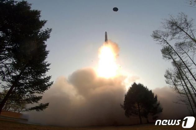 (평양 노동신문=뉴스1) = 북한 대륙간탄도미사일(ICBM) '화성-18형'. [국내에서만 사용가능. 재배포 금지. DB 금지. For Use Only in the Republic of Korea. Redistribution Prohibited] rodongphoto@news1.kr