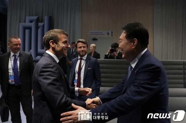 윤석열 대통령이 11일(현지시간) 리투아니아 빌뉴스 리텍스포에서 에마뉘엘 마크롱 프랑스 대통령과 만나 인사하고 있다. (대통령실 홈페이지) 2023.7.12/뉴스1 ⓒ News1 오대일 기자