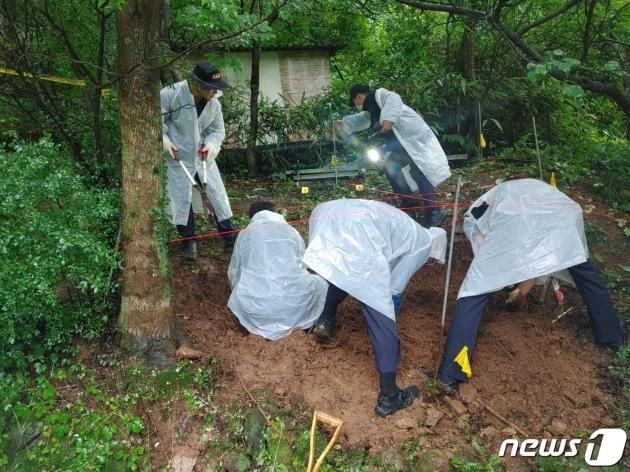 전남경찰청이 30대 친모 A씨가 암매장 했다고 주장한 영아의 시신을 발굴하기 위해 전남 광양 한 야산에서 수색 작업을 벌이고 있다.(전남경찰청 제공) 2023.7.11/뉴스1