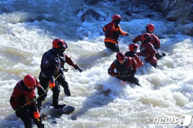 19일 오전 경북119특수대응단이 집중호우 피해지역인 예천군 은풍면 은산리 하천에서 실종자 수색에 나서고 있다. 인명피해는 사망자 22명, 실종자는 5명으로 집계됐다.(경북도소방본부제공)2023.7.19/뉴스1 ⓒ News1 최창호 기자
