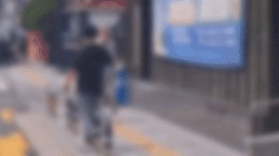 '신림동 칼부림' 사건의 피의자 조모씨가 범행을 저지른 후 흉기를 들고 태연하게 길거리를 배회하고 있다. (온라인 커뮤니티 갈무리)