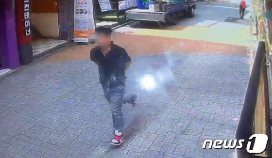 21일 오후 2시7분쯤 서울 관악구 신림동 인근 칼부림 사건 범인이 도주하고 있는 장면이 녹화된 골목 폐쇄회로(CC)TV 영상의 캡처. (독자제공) 2023.7.21/뉴스1 ⓒ News1 홍유진 기자