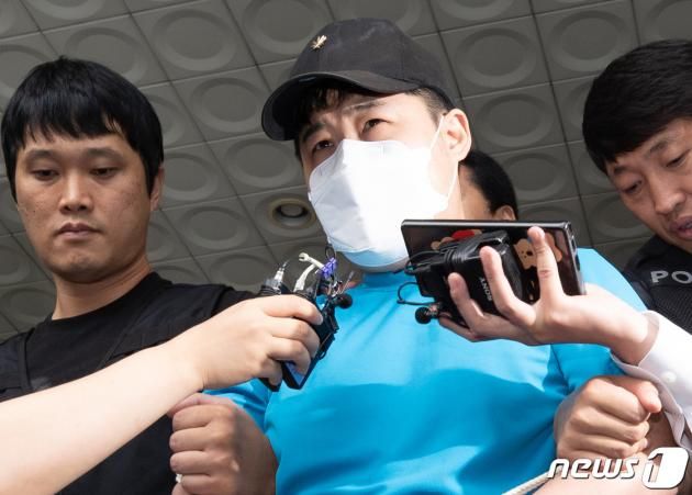 지난 21일 피의자 조선이 구속 전 피의자 심문(영장실질심사)에 출석하기 위해 서울 관악경찰서에서 나와 호송차로 향하는 모습. 2023.7.26/뉴스1 ⓒ News1 이재명 기자