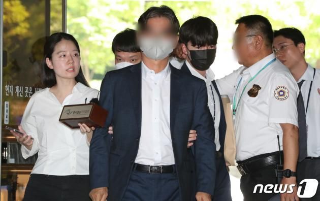 더불어민주당 전당대회 '돈봉투' 의혹의 핵심 피의자로 지목된 송영길 전 대표의 전직 보좌관 박용수 씨가 3일 서울 서초구 서울중앙지방법원에서 열린 구속 전 피의자심문(영장실질심사)에 출석하고 있다. 2023.7.3/뉴스1 ⓒ News1 허경 기자