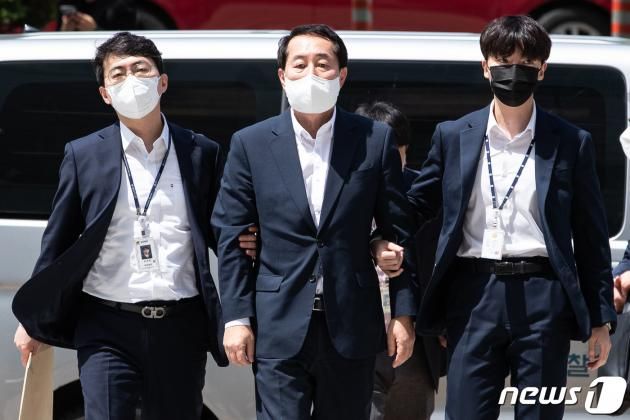 '민주당 전당대회 돈 봉투 살포' 의혹 사건의 핵심 인물로 꼽히는 강래구 전 한국수자원공사 상임감사위원이 8일 서울 서초구 서울중앙지법에서 열린 두 번째 구속 전 피의자 심문(영장실질심사)에 출석하고 있다. 2023.5.8/뉴스1 ⓒ News1 유승관 기자