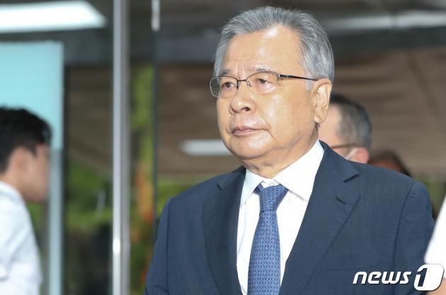 박영수 전 특별검사가 11일 서울 서초동 서울중앙지법에서 열린 부정청탁및금품등수수의금지에관한법률위반 혐의 1차 공판에 출석하고 있다. 2023.7.11/뉴스1 ⓒ News1 허경 기자