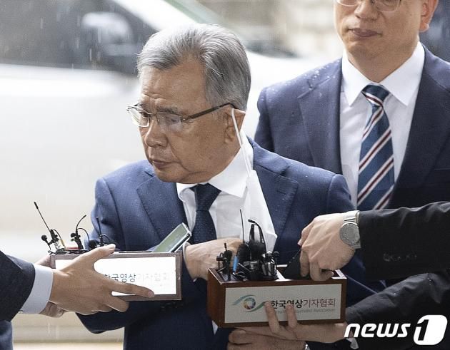 대장동 로비 의혹을 받고 있는 박영수 전 특별검사가 29일 오전 서울 서초구 서울중앙지방법원에서 열린 구속 전 피의자심문(영장실질심사)에 출석하고 있다. 2023.6.29/뉴스1 ⓒ News1 신웅수 기자