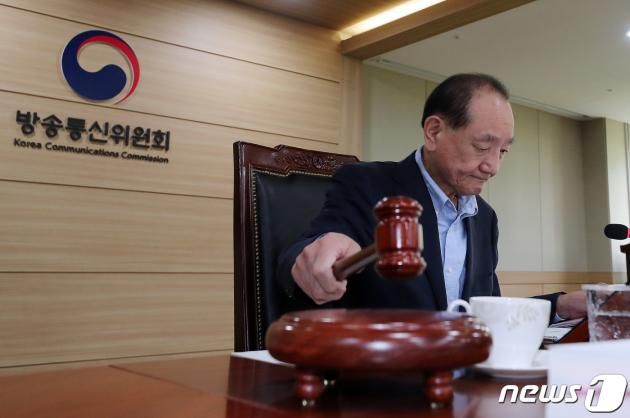 김효재 방송통신위원회 위원장 직무대행이 14일 오전 경기도 과천시 정부과천청사에서 열린 방통위 전체회의에서 의사봉을 두드리고 있다. 이날 방송통신위원회는 남영진 KBS 이사장과 TV조선 재승인 심사 의혹과 관련해 기소된 정미정 EBS 이사 해임 제청안을 의결했다. 2023.8.14/뉴스1 ⓒ News1 김진환 기자