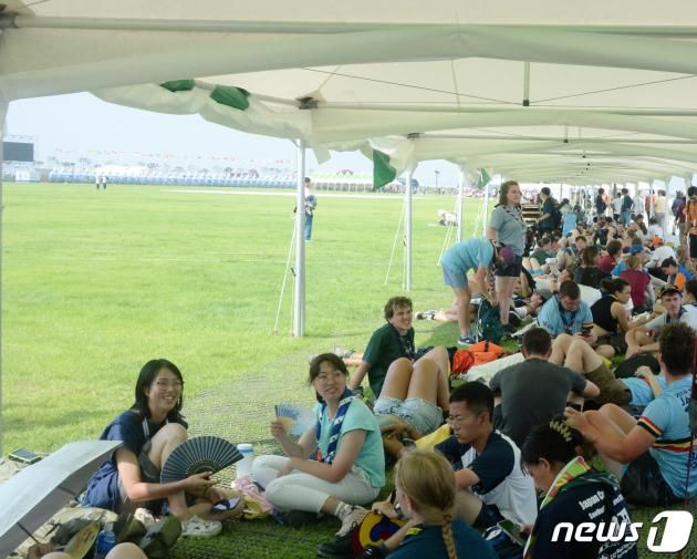 2023 새만금 세계스카우트 잼버리 개막일인 1일 전북 부안군 잼버리 대회장에서 대원들이 천막 아래에서 더위를 식히고 있다. ⓒ News1 유경석 기자