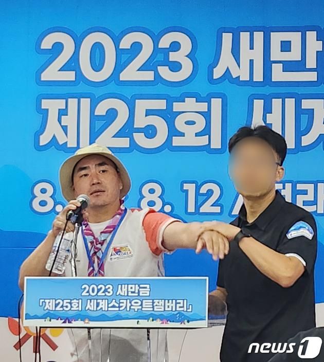 6일 전북 부안군 세계스카우트잼버리 프레스센터에서 한국스카우트 전북연맹 비마이프렌드 관계자가 긴급 기자회견 중 잼버리 조직위 관계자에게 제지를 받고 있다. 이 관계자는 잼버리 영지 내 성범죄 사건 발생과 관련해 퇴소하겠다고 밝히고 있다. 2023.8.6/뉴스1 ⓒ News1 유경석 기자