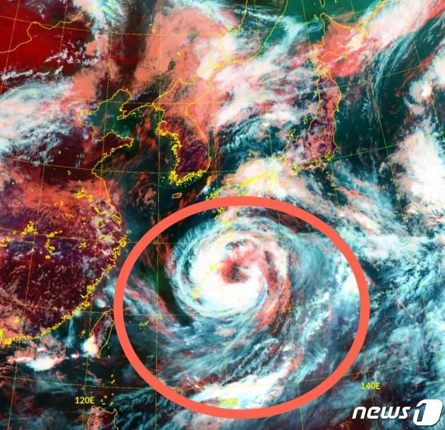 7일 오전 11시30분에 천리안위성 2A호으로 관측한 한반도 인근 기압계 양상(기상청 제공) ⓒ 뉴스1