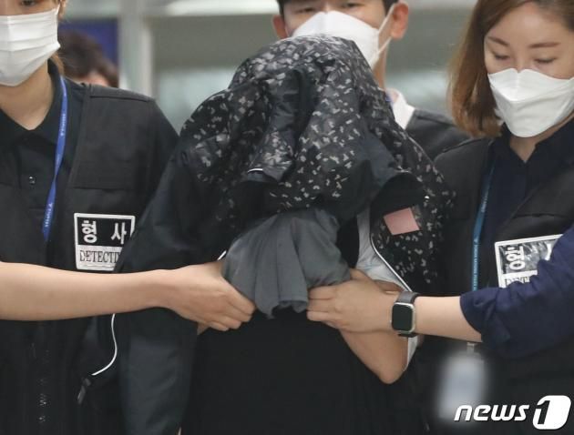 영아 2명을 살해하고 냉장고에 시신을 유기한 친모 A씨가 30일 오전 경기 수원시 영통구 수원남부경찰서 유치장에서 나와 검찰로 송치되고 있다.. 2023.6.30/뉴스1 ⓒ News1 김영운 기자