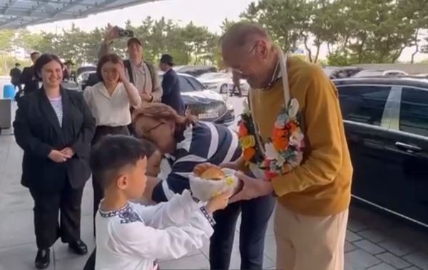 에밀 콘스탄티네스쿠 전 대통령 숙소환영] 16일 오전 HWPL이 주최하는 9·18 평화만국회의 제9주년 기념식에 참석하기 위해 입국한 에밀 콘스탄티네스쿠 루마니아 전 대통령 내외가 숙소 앞 화동의 환영에 고마움을 표하고 있다.(사진제공=HWPL)