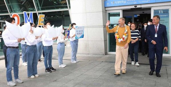 에밀 콘스탄티네스쿠 전 대통령_청년도열] 에밀 콘스탄티네스쿠 루마니아 전 대통령이 16일 오전 HWPL이 주최하는 9·18 평화만국회의 제9주년 기념식에 참석하기 위해 인천국제공항을 통해 입국한 가운데, IPYG 청년회원들의 환영을 받으며 공항을 나서고 있다.