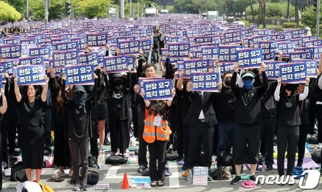 전국교사모임 교사들이 서울 여의도 국회 앞에서 열린 국회 입법촉구 및 추모 6차 교사집회에서 구호를 외치고 있다. /뉴스1 ⓒ News1 박세연 기자