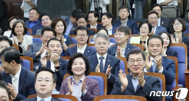 더불어민주당 의원들이 27일 오전 서울 여의도 국회에서 열린 의원총회에서 이재명 대표의 구속영장 기각과 관련해 박수를 치고 있다. 2023.9.27/뉴스1 ⓒ News1 임세영 기자