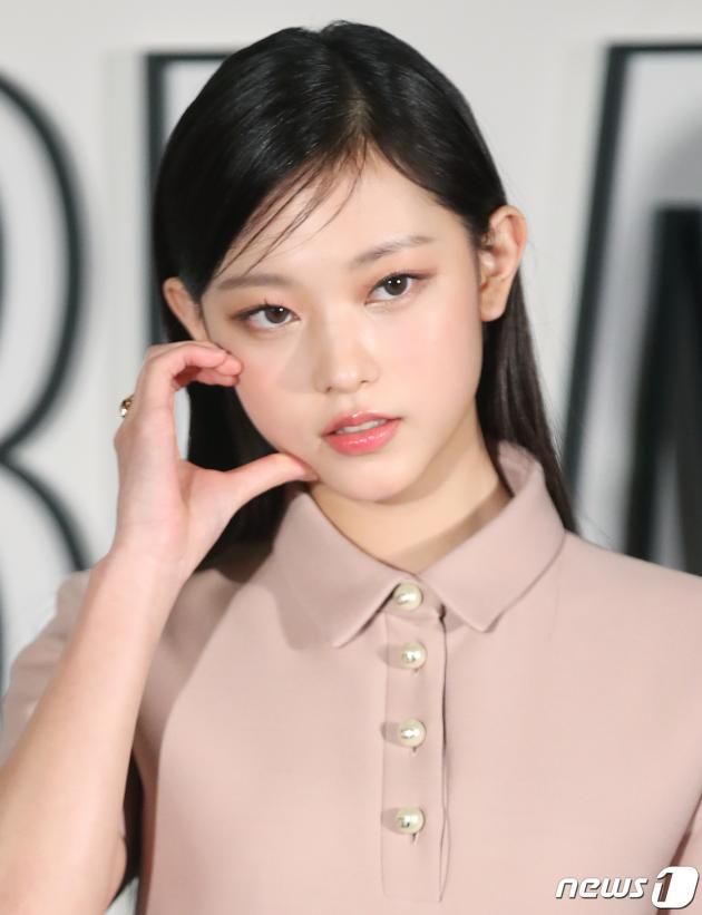 뉴진스 해린이 1일 오후 서울 성동구 성수동 한 매장에서 열린 명품 브랜드 포토콜 행사에서 볼 하트를 그리고 있다. ⓒ News1 권현진 기자