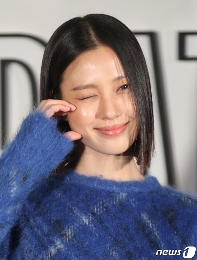 배우 고민시가 1일 오후 서울 성동구 디올 성수 컨셉스토어에서 열린 레이디 디올 셀러브레이션(LADY DIOR CELEBRATION) 전시회 포토콜에서 사랑스러운 볼 하트와 함께 윙크를 보내고 있다. ⓒ News1 권현진 기자