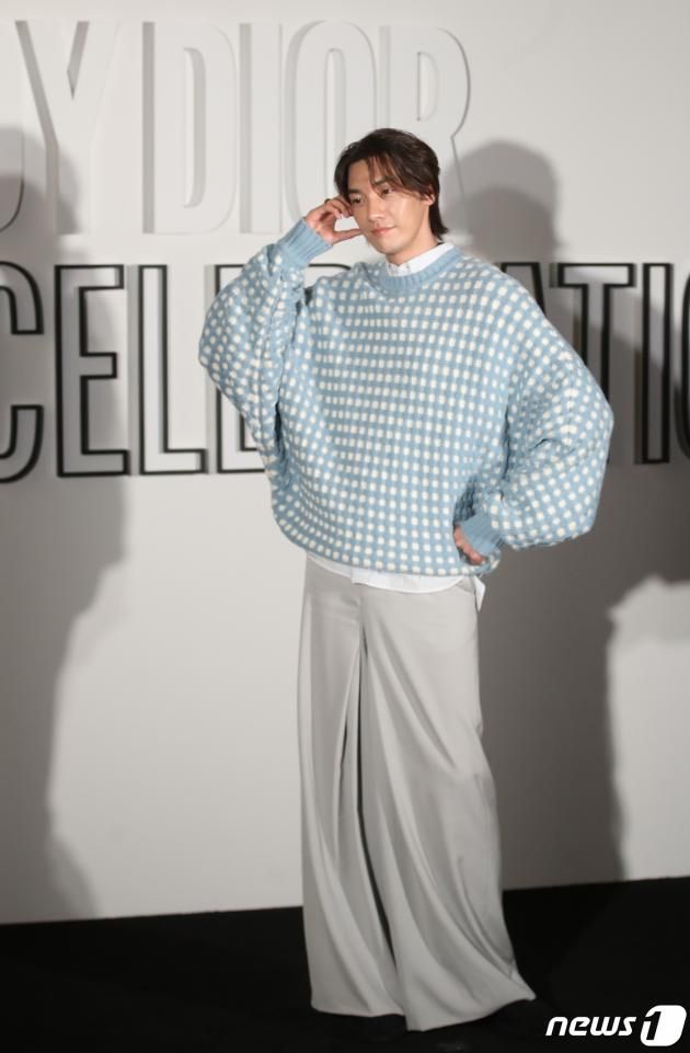 배우 김영광이 1일 오후 서울 성동구 디올 성수 컨셉스토어에서 열린 레이디 디올 셀러브레이션(LADY DIOR CELEBRATION) 전시회 포토콜에서 포즈를 취하고 있다. ⓒ News1 권현진 기자