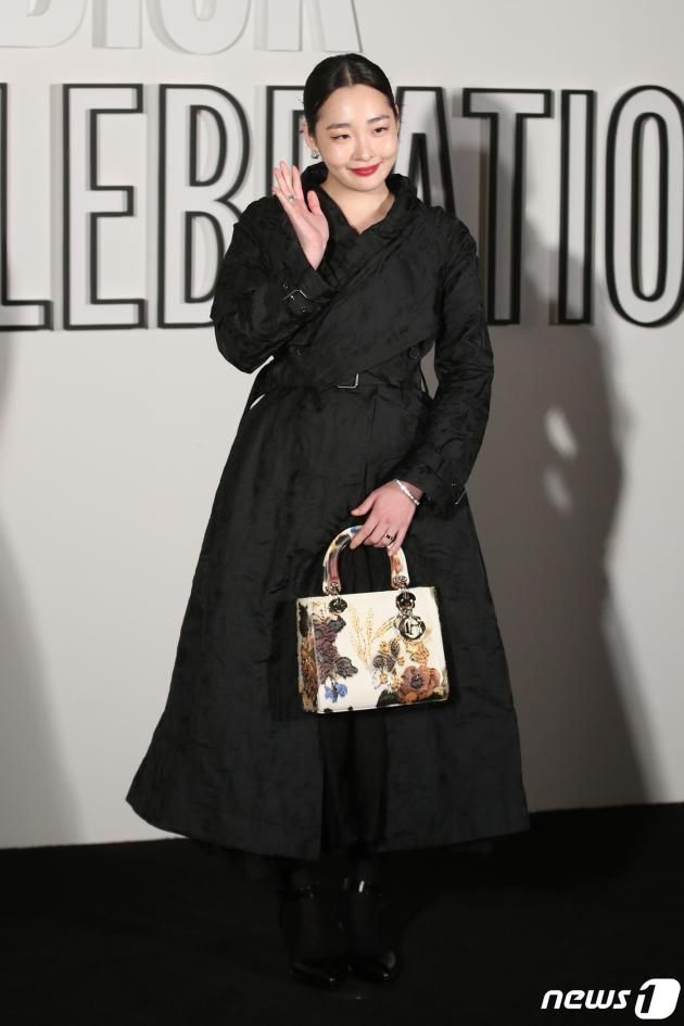 배우 김민하가 1일 오후 서울 성동구 디올 성수 컨셉스토어에서 열린 레이디 디올 셀러브레이션(LADY DIOR CELEBRATION) 전시회 포토콜에서 손을 흔들고 있다. ⓒ News1 권현진 기자