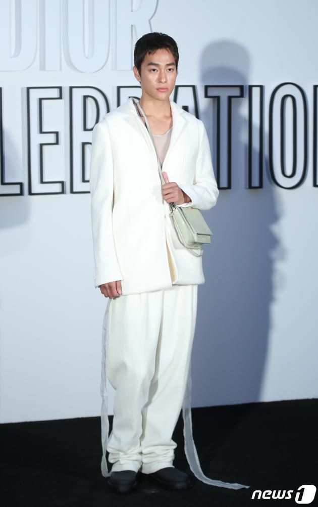모델 홍태준이 1일 오후 서울 성동구 디올 성수 컨셉스토어에서 열린 레이디 디올 셀러브레이션(LADY DIOR CELEBRATION) 전시회 포토콜에서 포즈를 취하고 있다. ⓒ News1 권현진 기자