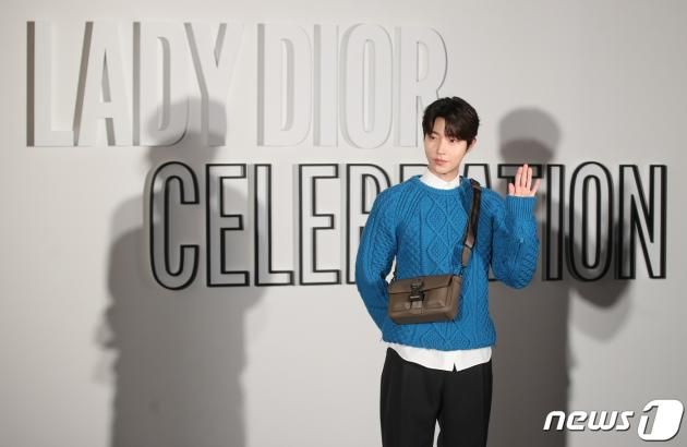 배우 황인엽이 1일 오후 서울 성동구 디올 성수 컨셉스토어에서 열린 레이디 디올 셀러브레이션(LADY DIOR CELEBRATION) 전시회 포토콜에서 부드러운 손 인사를 하고 있다. ⓒ News1 권현진 기자
