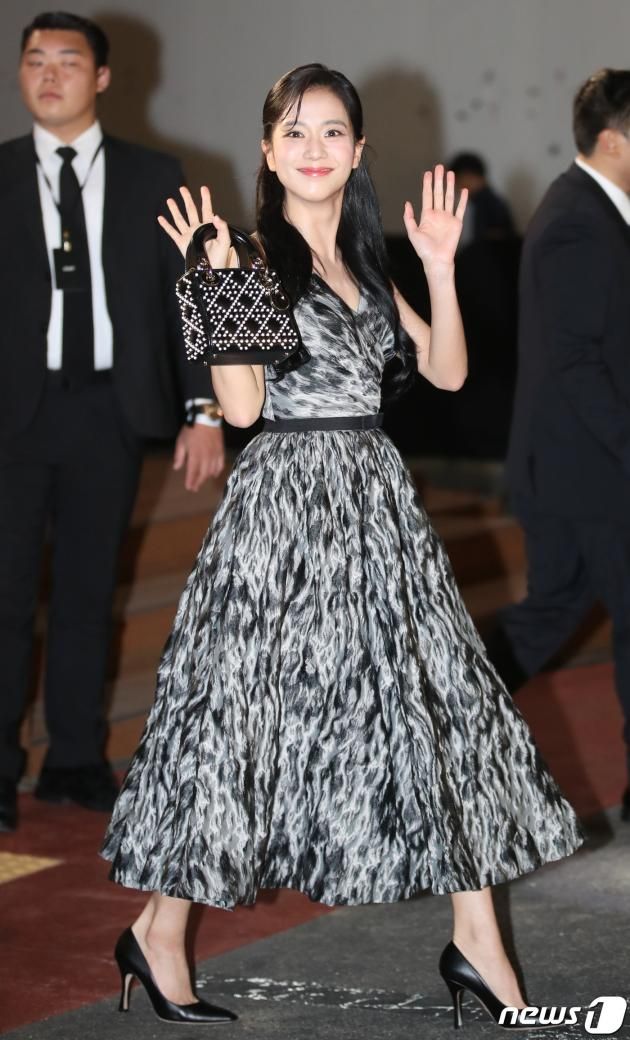 블랙핑크 지수가 1일 오후 서울 성동구 디올 성수 컨셉스토어에서 열린 레이디 디올 셀러브레이션(LADY DIOR CELEBRATION) 전시회에서 인사를 하고 있다. ⓒ News1 권현진 기자