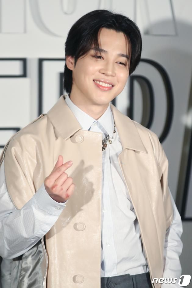 방탄소년단(BTS) 지민이 1일 오후 서울 성동구 성수동 한 매장에서 열린 명품 브랜드 포토콜 행사에서 왕자님 비주얼을 자랑했다. ⓒ News1 권현진 기자