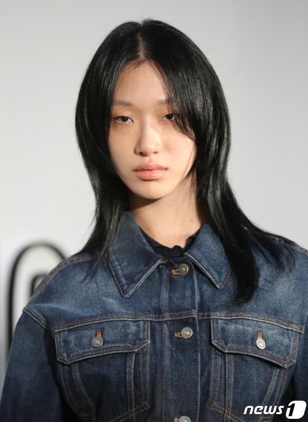 모델 최소라가 1일 오후 서울 성동구 디올 성수 컨셉스토어에서 열린 레이디 디올 셀러브레이션(LADY DIOR CELEBRATION) 전시회 포토콜에서 오묘한 매력을 발산하고 있다. ⓒ News1 권현진 기자