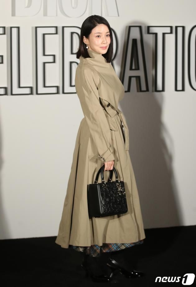 배우 이보영이 1일 오후 서울 성동구 디올 성수 컨셉스토어에서 열린 레이디 디올 셀러브레이션(LADY DIOR CELEBRATION) 전시회 포토콜에서 고혹적인 자태를 뽐내고 있다. ⓒ News1 권현진 기자