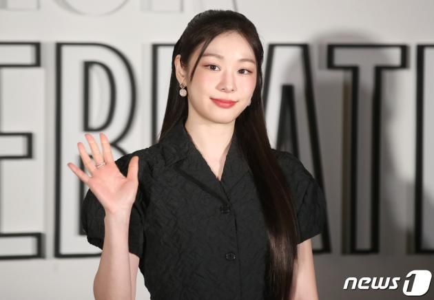 전 피겨스케이트 선수 김연아가 1일 오후 서울 성동구 디올 성수 컨셉스토어에서 열린 레이디 디올 셀러브레이션(LADY DIOR CELEBRATION) 전시회 포토콜에서 여왕의 아우라를 뽐내고 있다. ⓒ News1 권현진 기자