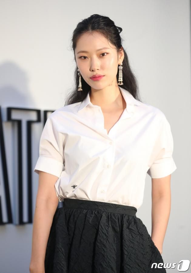 모델 박희정이 1일 오후 서울 성동구 디올 성수 컨셉스토어에서 열린 레이디 디올 셀러브레이션(LADY DIOR CELEBRATION) 전시회 포토콜에서 매력을 발산하고 있다. ⓒ News1 권현진 기자