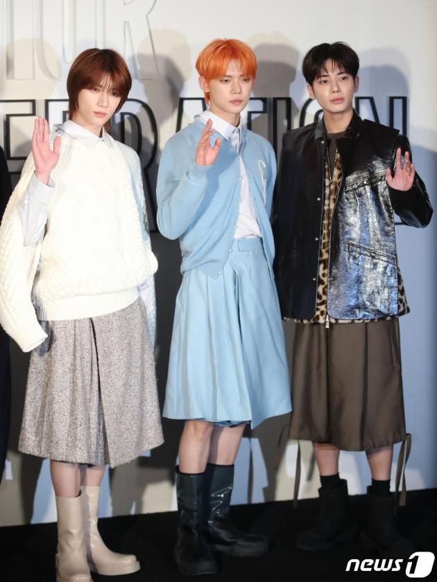 투모로우바이투게더(TXT) 범규(왼쪽부터)와 연준, 태현이 1일 오후 서울 성동구 성수동 한 매장에서 열린 명품 브랜드 포토콜 행사에서 치마바지를 입고 포즈를 취하고 있다. ⓒ News1 권현진 기자