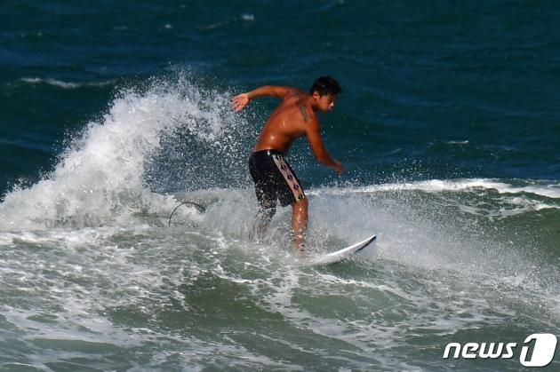 6일 오후 경북 포항시 북구 흥해읍 용한리 해안에서 서퍼가 가을 파도를 즐기고 있다.2023.9.6/뉴스1 ⓒ News1 최창호 기자