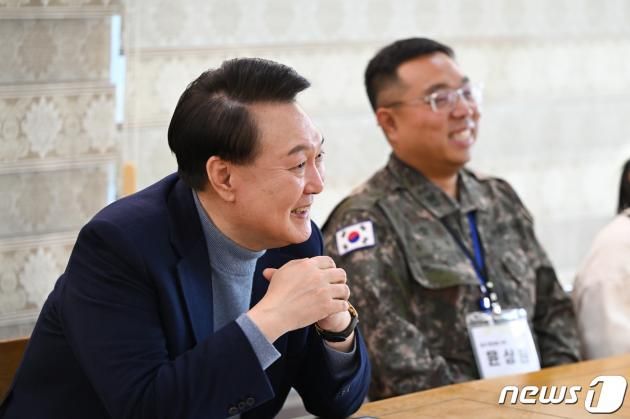 윤석열 대통령이 28일 경기 연천군에 위치한 육군 제5보병사단을 방문해 군인 가족과 간담회를 하고 있다. (대통령실 제공) 2023.12.28/뉴스1 ⓒ News1 안은나 기자