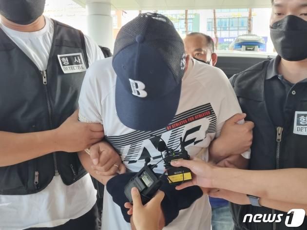 '남양주 원룸 모녀 살해' 피의자 A씨(50대)가 23일 구속 전 피의자 심문(영장실질심사)을 받기 위해 의정부지법 남양주지원에 출석하고 있다. A씨는 지난 20일 오후 1시30분께 남양주시 호평동 한 원룸에서 B씨(30대·여)와 그의 어머니C씨(60대)를 잇따라 흉기로 살해한 혐의다.2023.07.23/뉴스1 ⓒ News1 양희문 기자