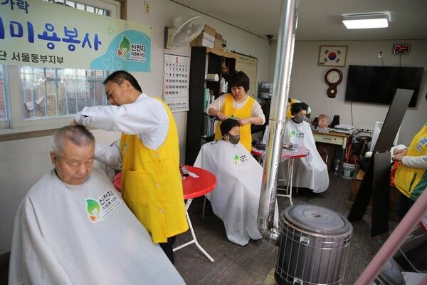 신천지자원봉사단 서울동부지부가 서울시지체장애인협회 노원지회 공릉분회에서 이미용 봉사를 하고 있다.