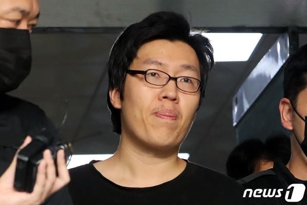 신림동 성폭행 살인 피의자 최윤종이 지난해 8월 25일 오전 서울 관악경찰서에서 검찰로 송치되고 있는 모습. 2023.8.25/뉴스1 ⓒ News1 이동해 기자