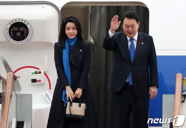 윤석열 대통령과 김건희 여사가 14일 오전 경기 성남 서울공항에서 아랍에미리트(UAE) 국빈 방문과 스위스 다보스 포럼 참석차 출국하기 위해 공군 1호기에 탑승하며 인사하고 있다. 2023.1.14/뉴스1 ⓒ News1 김진환 기자