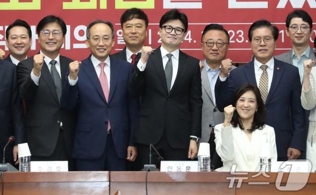 한동훈 국민의힘 대표와 추경호 원내대표가 23일 오전 서울 여의도 국회에서 열린 확대당직자회의에서 참석자들과 기념촬영을 하고 있다. 2024.10.23/뉴스1 ⓒ News1 이광호 기자