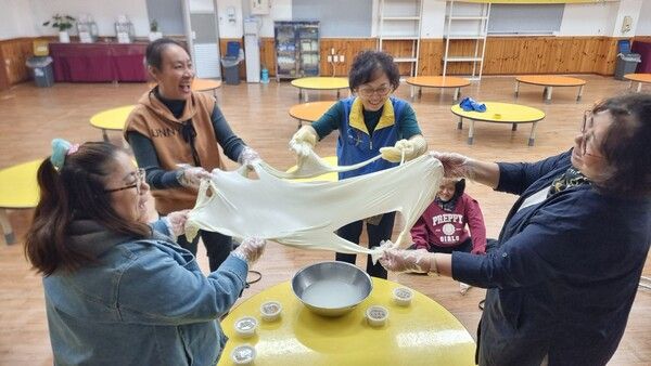 해피트레인 치즈만들기 체험을 시행하고 있는 모습