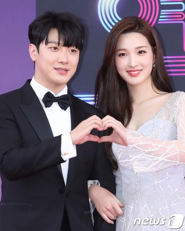 최민환, 율희 부부가 22일 서울 영등포구 여의도동 KBS 본관 시청자광장에서 열린 '2018 KBS 연예대상' 레드카펫 행사에 참석해 포즈를 취하고 있다. 2018.12.23/뉴스1 ⓒ News1 권현진 기자