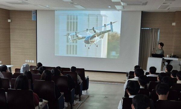 한국교통안전공단은 10월 31일(목) 미래 모빌리티 시대를 열어 갈 청소년 꿈나무를 대상으로 ‘UAM(도심항공모빌리티) 체험 프로그램’을 운영했다.